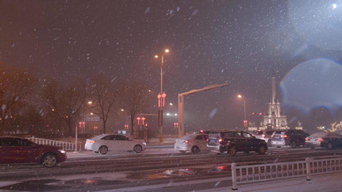 大雪纷飞的城市道路