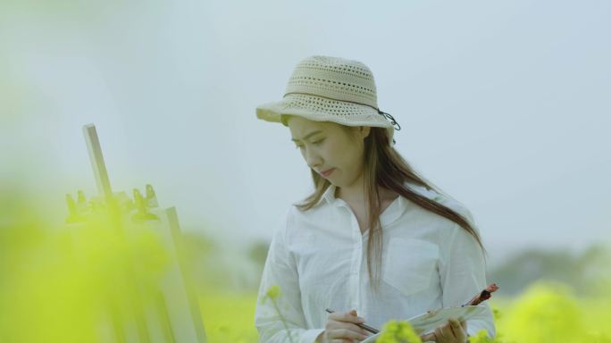 田野里的写生女孩