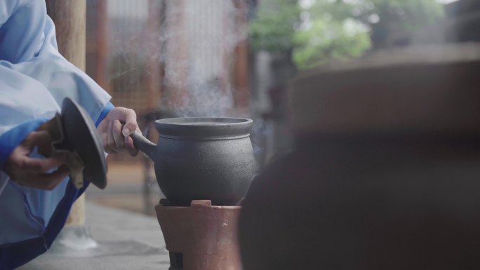 熬制中药 医馆药房 药师煎药 药具药锅