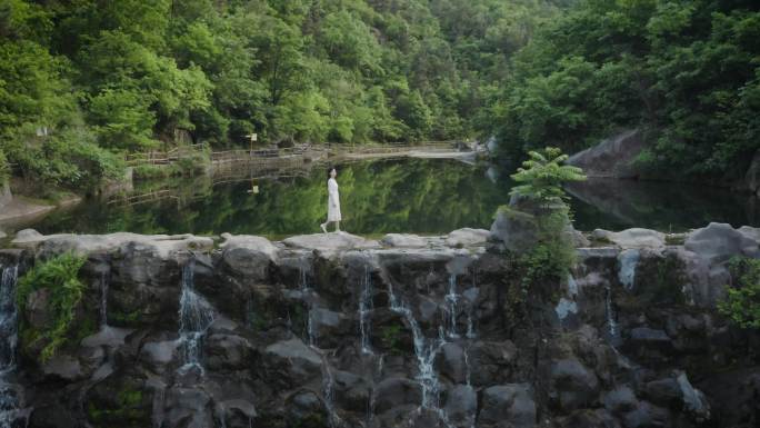 南阳五朵山民宿航拍和小姐姐体验