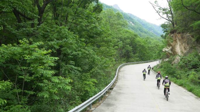 国家森林公园景区山区骑行汽车行驶
