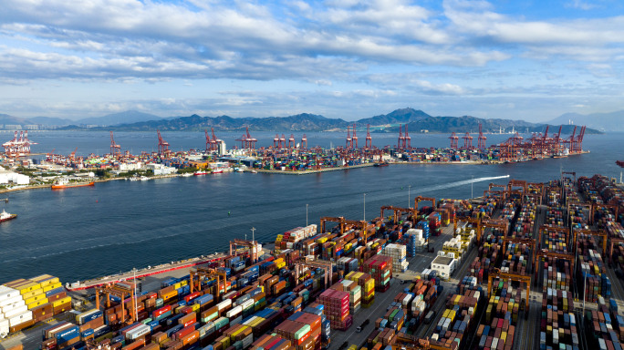 4k航拍忙碌的深圳蛇口赤湾集装箱码头