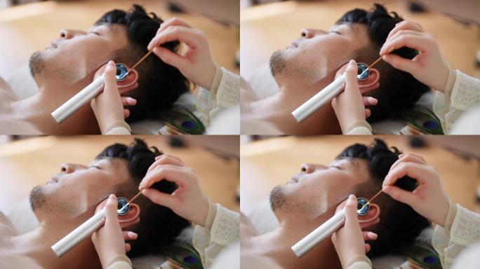 spa会所美女技师为男性客户做按摩服务