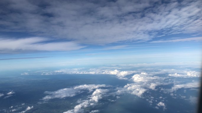 飞过飞利浦的云层云端飞行旅途中飞行