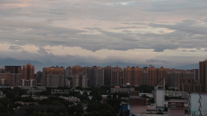 雨过天晴后的城市上空分层云朵的延时摄影