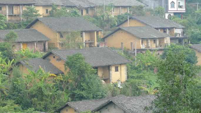 农村土泥瓦房烂房子山区房子