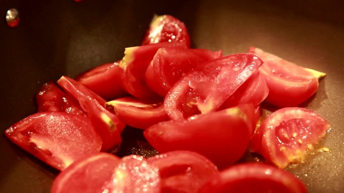 【镜头合集】炒制西红柿制作番茄底料