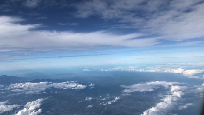 飞过飞利浦的云层高空云端俯瞰乘机