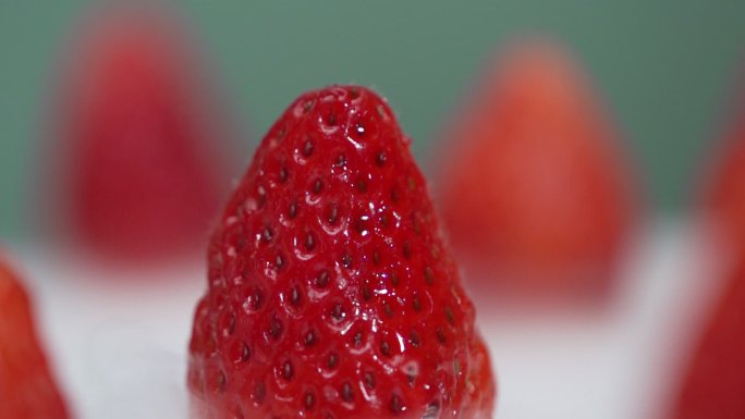 一组仙气飘飘的新鲜草莓