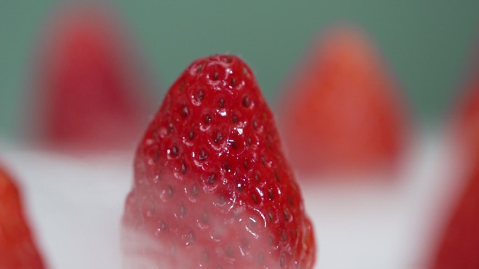 一组带干冰雾气的超慢水滴新鲜草莓镜头