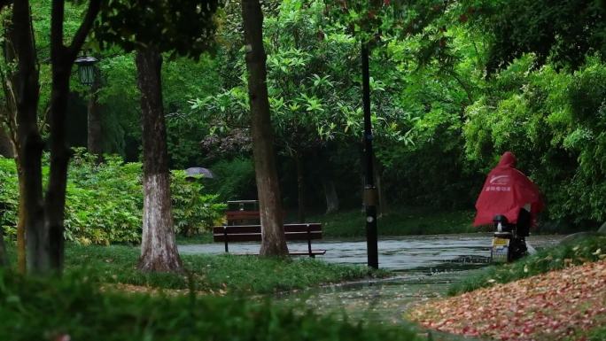 升格拍摄下雨天小区走路的人