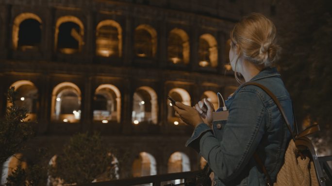女游客使用智能手机