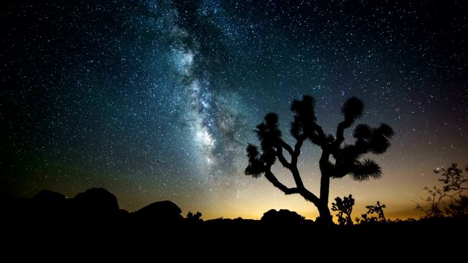 时光流逝：沙漠中的银河