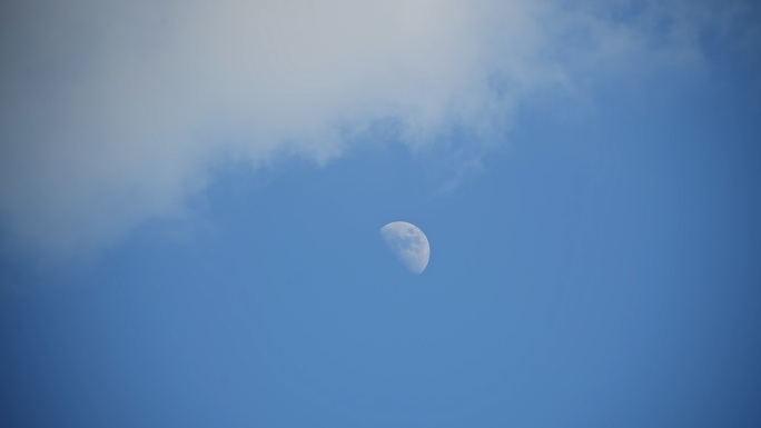 天蓝色天空中的月亮