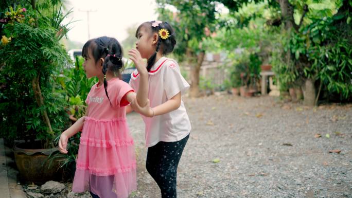 亚洲女孩在花园里玩耍