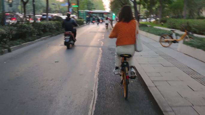 在非机动车道骑车的女孩 共享单车