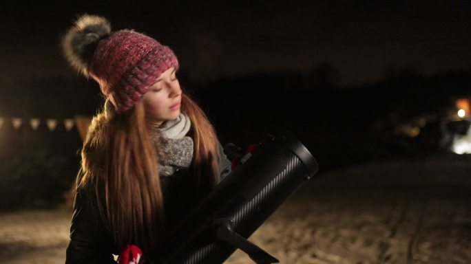 少女用望远镜观察夜空