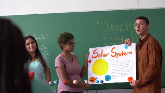 学生们在教室里做太阳系演示