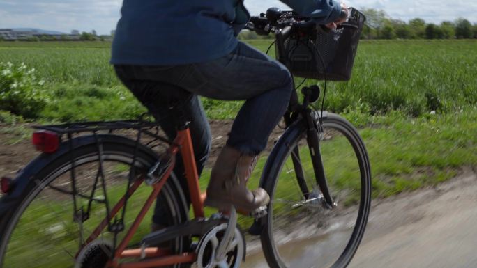 公路上骑自行车 特写