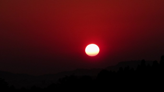 太阳从山上的云层上升起