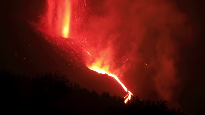 火山爆发。高温炎热千锤百炼钢铁厂