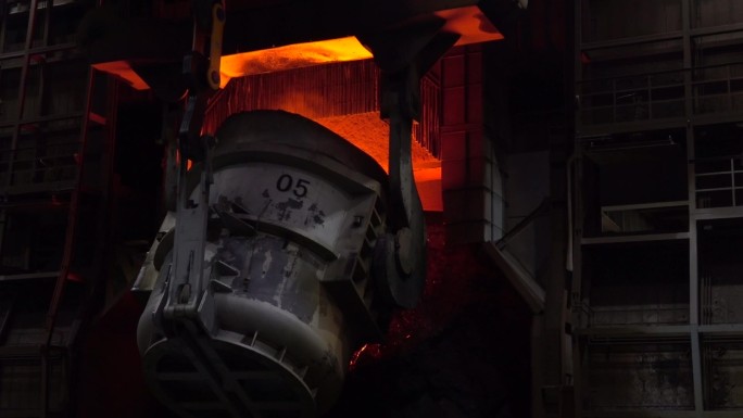 钢厂钢铁工业高炉炼钢倒钢水片段