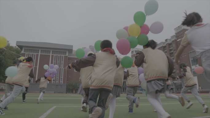 （升格）拿气球奔跑的学生