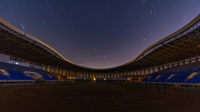 夜晚城市体育馆内部星轨延时摄影