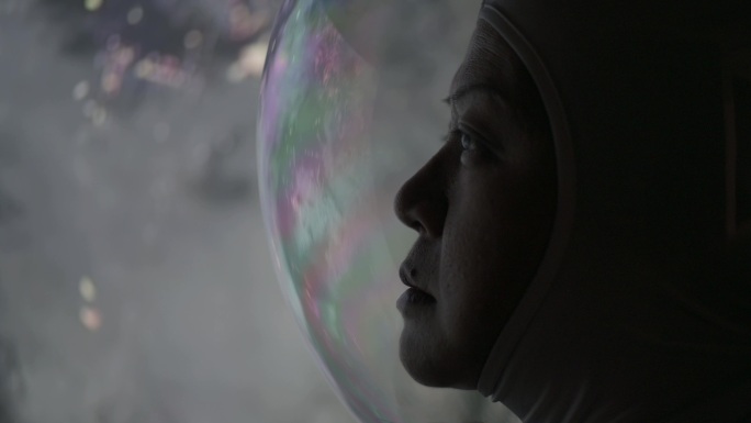 宇航员从太空船的窗口看地球