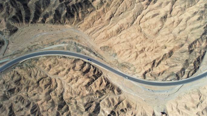 穿越山区的乡村道路鸟瞰图