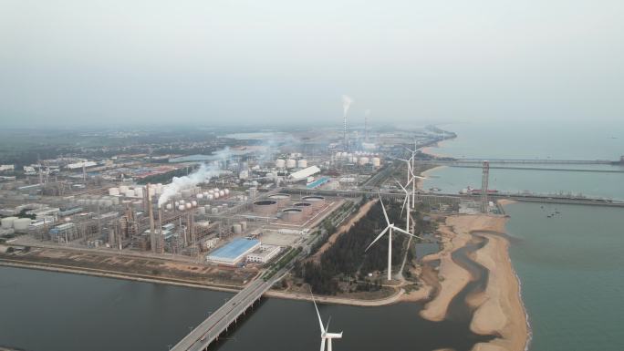 飞向海湾沙滩风力发电大风车