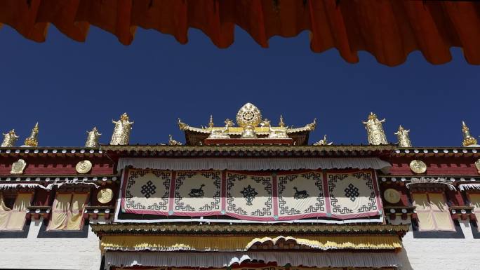 松赞林寺的金色雕塑和飘舞的香布