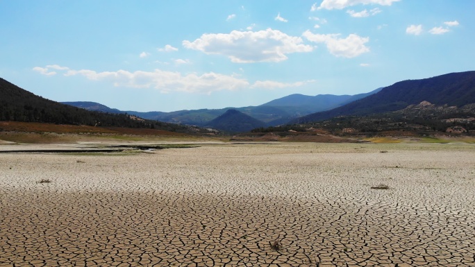 干裂干旱湖底表面土地生长干旱干枯干涸