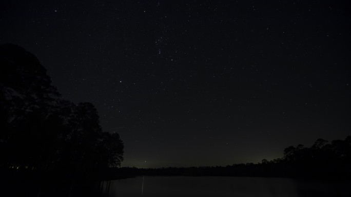平静的湖边上空满天繁星