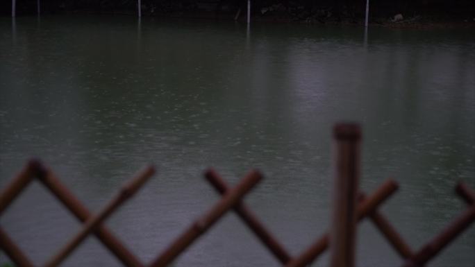 篱笆湖边下雨天