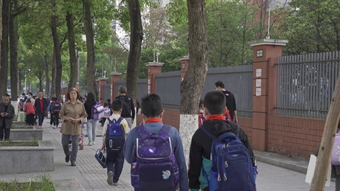 小学生上学路上