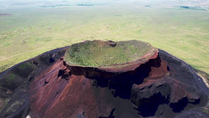 中国大草原和已灭绝火山口鸟瞰图