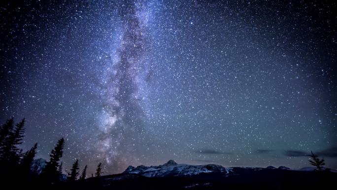 雪山星空延时满天星河银河系夜景剪影