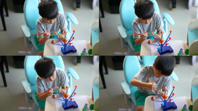 男孩画太阳系模型画画上色描绘兴趣孩子教学
