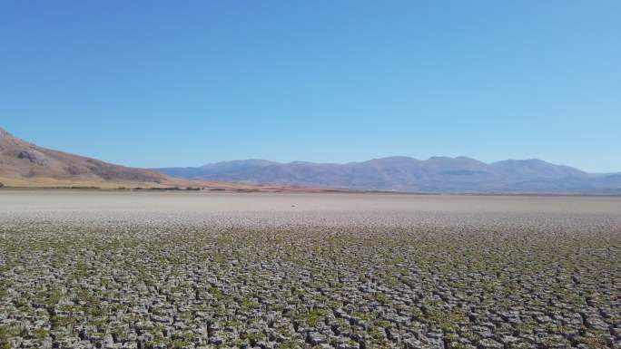 干旱的湖底表面土地龟裂缺水荒漠