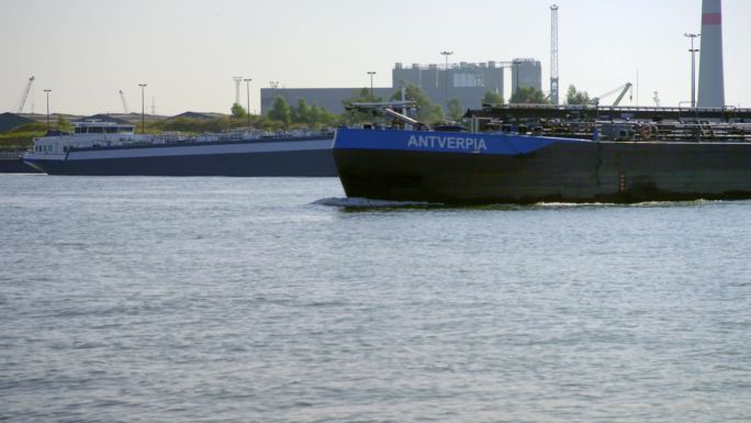 比利时 安特卫普港口 油轮出海