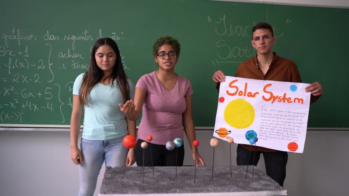 学生们在课堂上做关于太阳系的在线演示