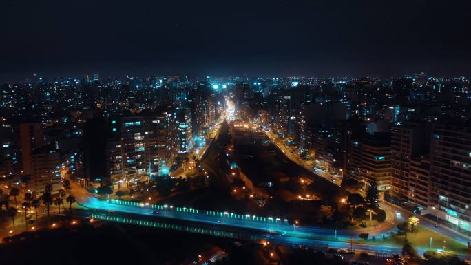 利马市海岸线夜间全景鸟瞰图。