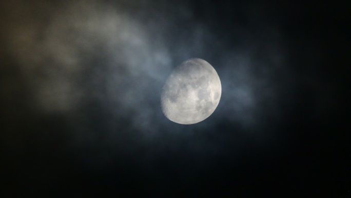 月亮和云在夜间移动。