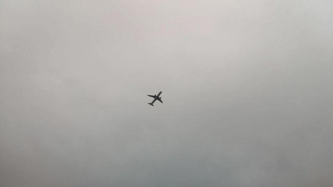 机场外拍多架飞机起飞