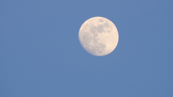 白天看得见的月亮。