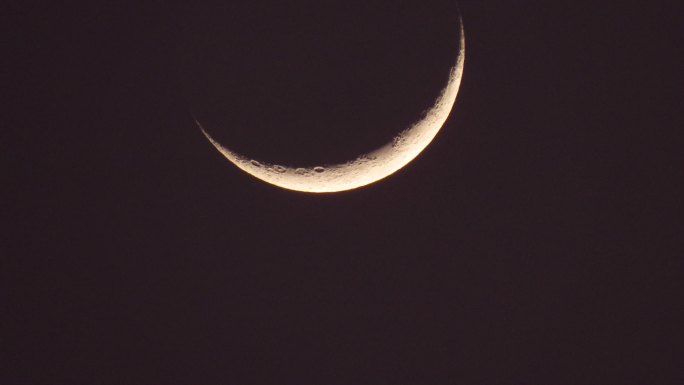 月亮中秋月亮弯月特写望眼镜望月