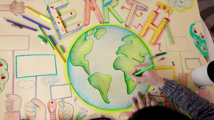 一个孩子在画地球绘画美术素描写生画画培训