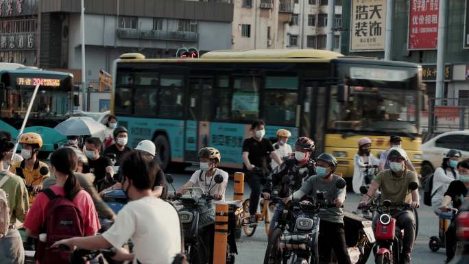 下班路上电动车过马路