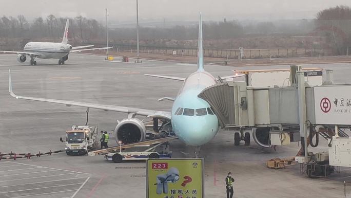机场正在装行李的飞机